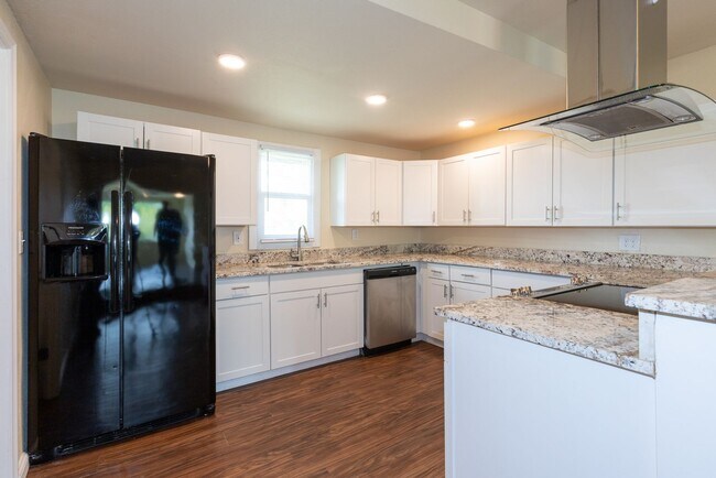 Building Photo - Beautiful 3 Bed 2 bath Coming Soon in Cowe...