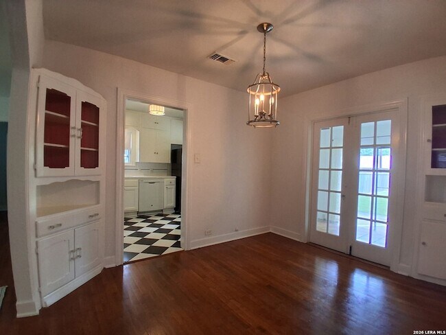 Building Photo - 315 W Ridgewood Ct