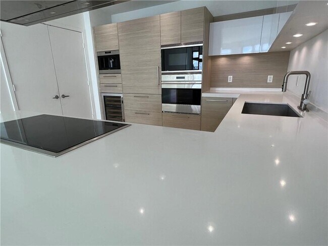 Building Photo - 17301 Biscayne Blvd