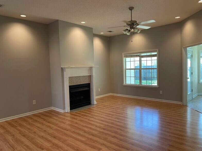 Building Photo - 105 Ainsley Ct