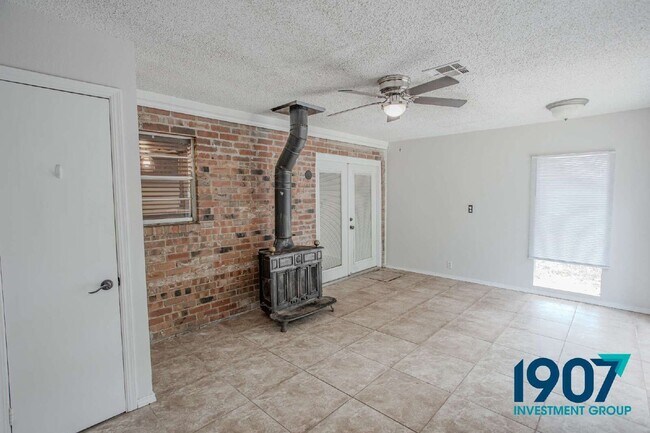 Building Photo - 1618 Village Dr
