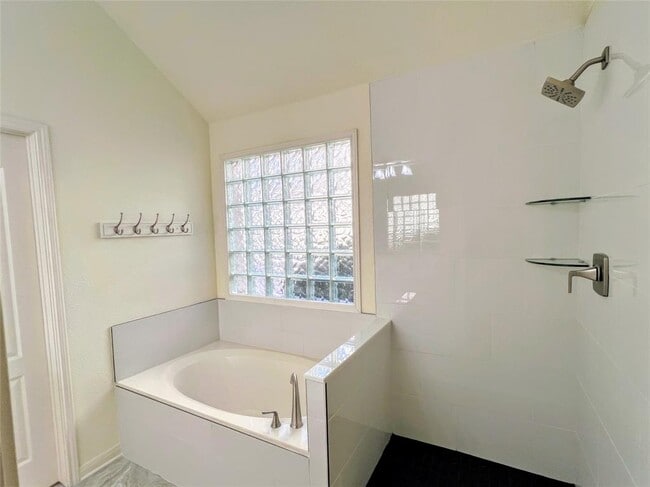 Building Photo - 10 Troon Dr