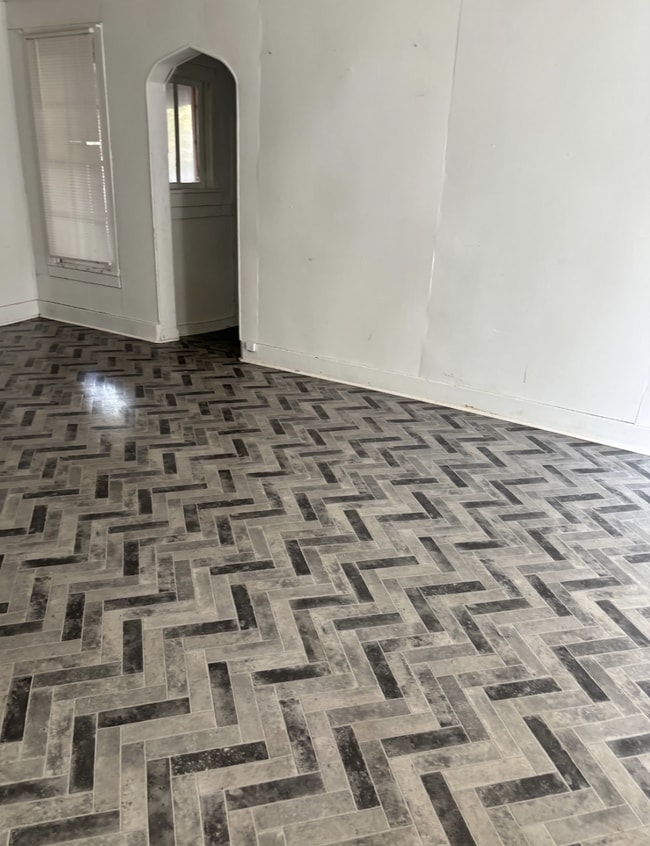 Building Photo - 3 Bedroom - 1 Bath Home WITH PROMO: ONE MONTH FREE!