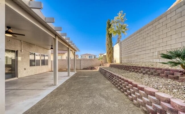 Building Photo - 5565 Golden Palms Ct