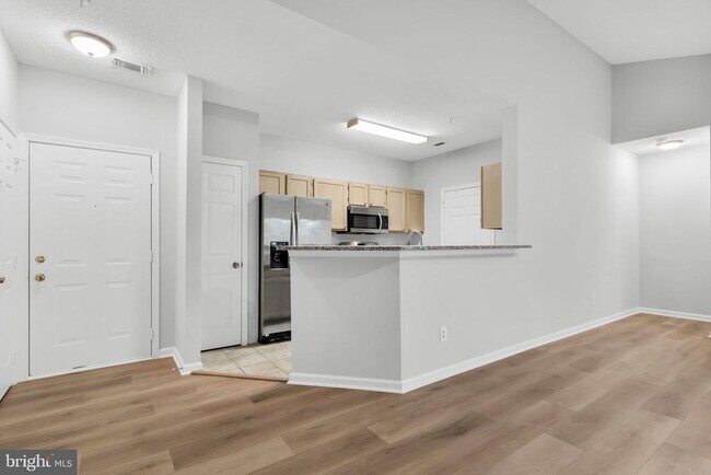 Building Photo - 1701 Lake Shore Crest Dr