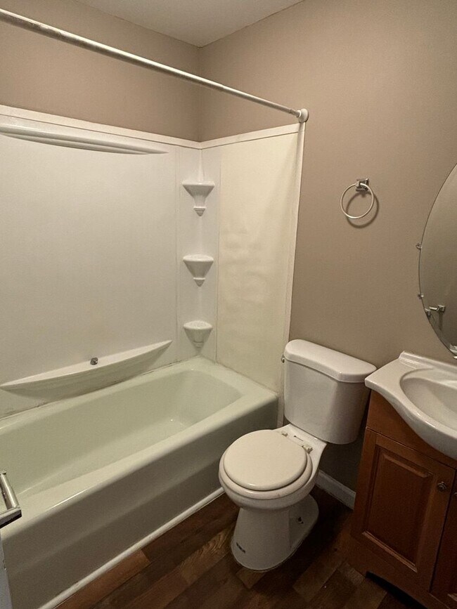 Building Photo - 1 Bedroom/1 Bath Triplex near VSU