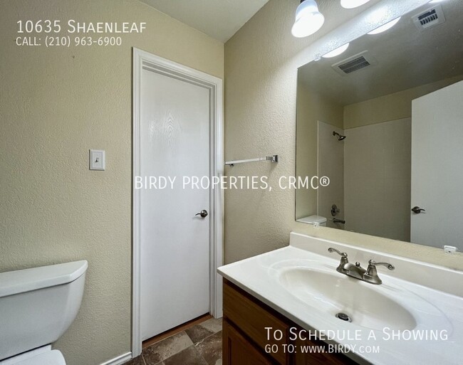 Building Photo - "Charming 3-Bedroom Oasis with 2 Full Bath...