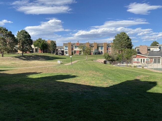 Building Photo - 2 bedroom westside - Rockrimmon