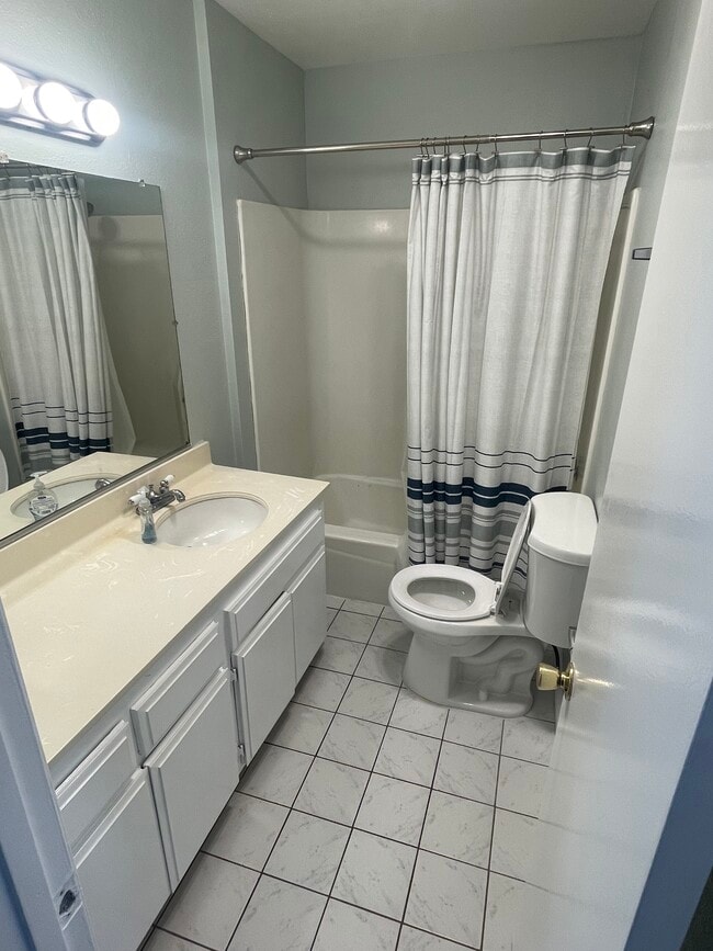 Building Photo - 810 W Lambert Rd