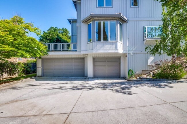 Building Photo - Large 3,767 sqft home on a 10,000 sqft lot- 2 bed located on 1st floor w/ separate entrance - Top...