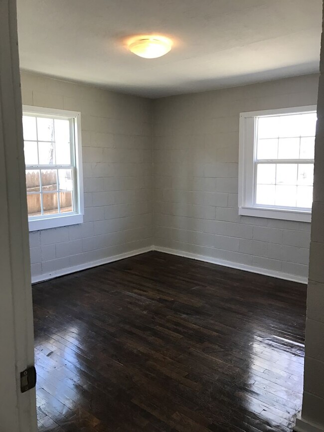 Building Photo - 3 Bedroom Home Minutes From Tech Campus!