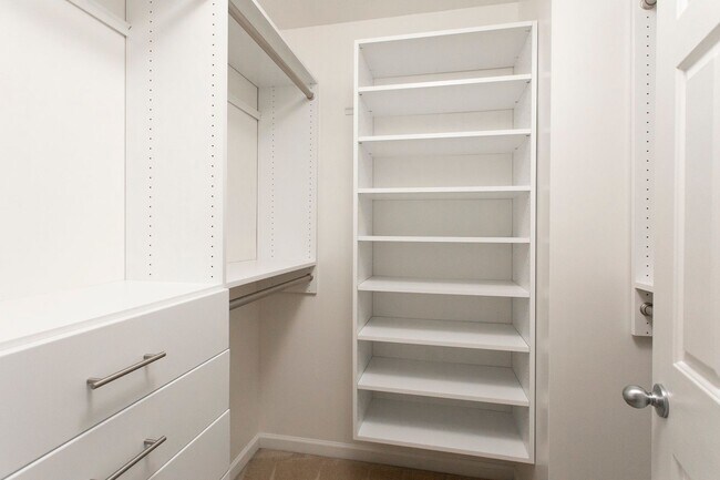 Building Photo - Gorgeous 2 Bedroom Townhome In Great West ...