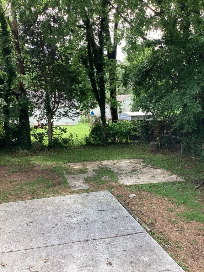Building Photo - 2404 Whitesburg Dr
