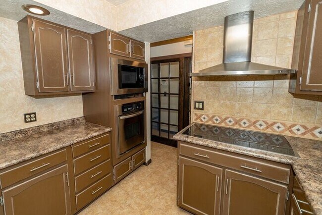 Building Photo - Prairie Lane Estates 3 bedroom ranch with spacious rooms and amenities beyond your imagination
