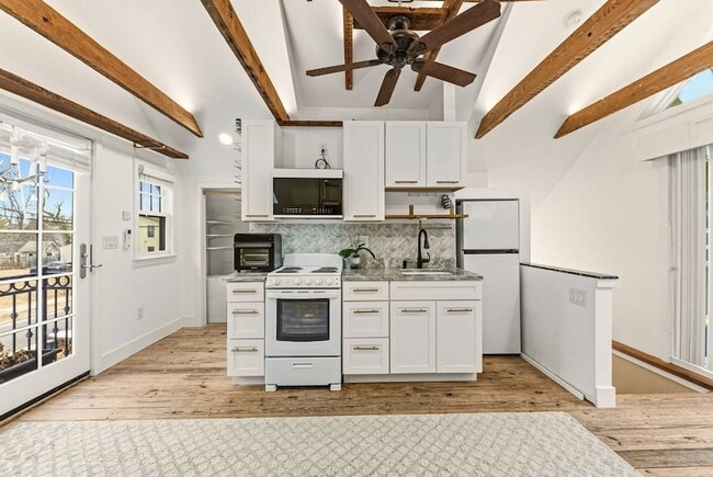 Building Photo - 264 Lake St