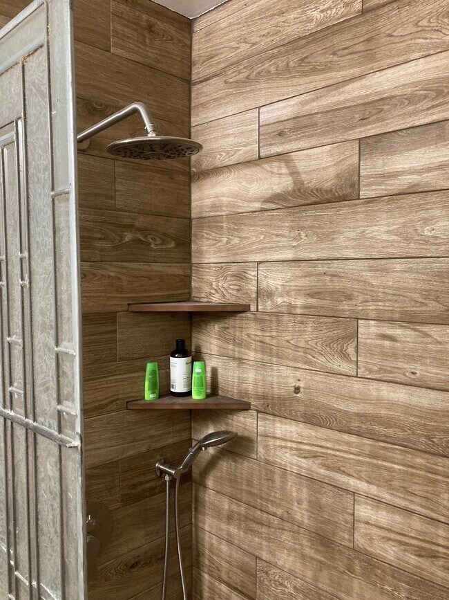 Shower - 21621 Circle Trl