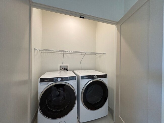 Building Photo - HURRICANE TOWNHOME FOR RENT!