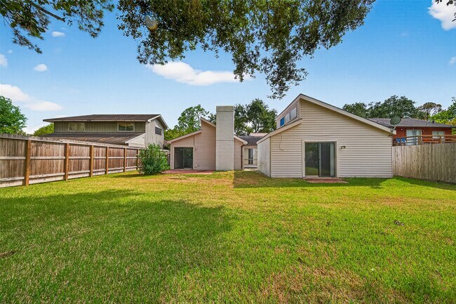 Building Photo - 2042 Hilton Head Dr