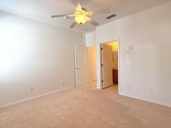 Building Photo - 1131 N Hampton Dr