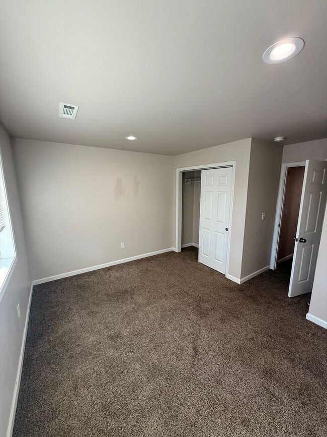 Building Photo - Spacious 3 Bedroom, 2 Bath Home with Garage & Fenced Yard!