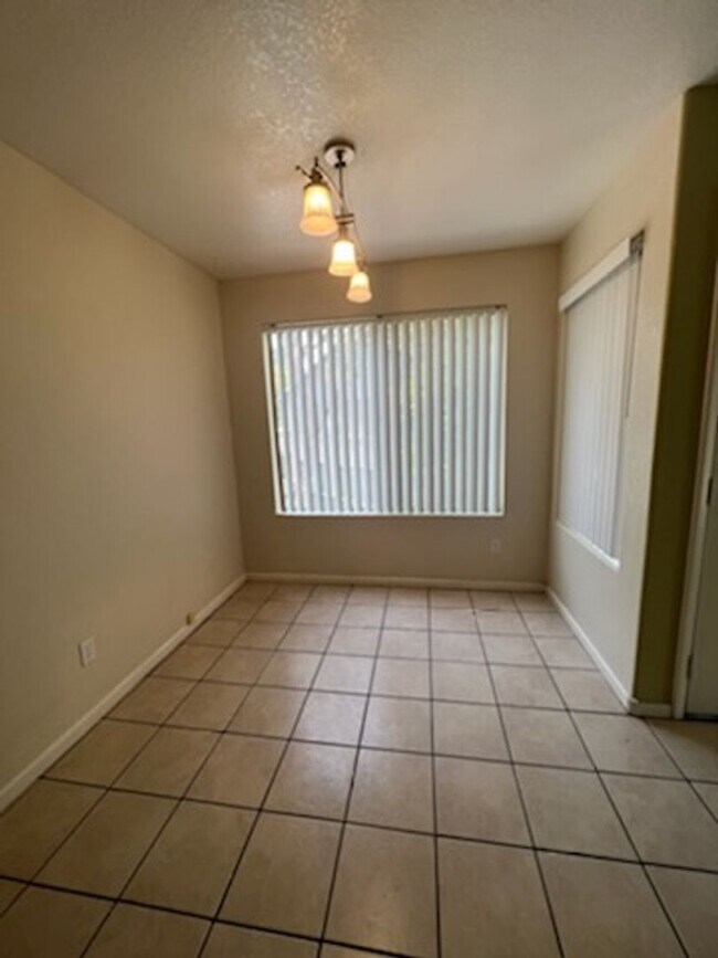 Building Photo - 1 Bedroom Condo Located in Canyon Willow!!
