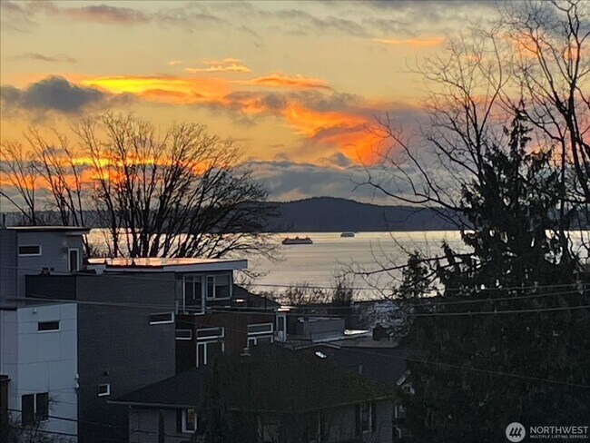 Building Photo - 1909 10th Ave W