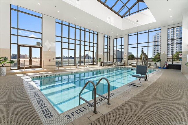 Building Photo - 175 Huguenot St