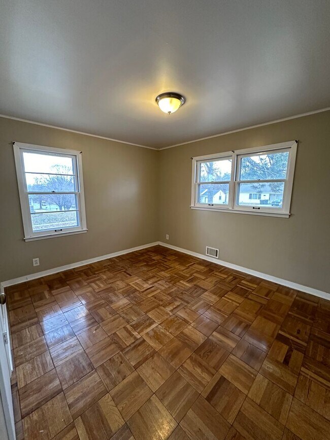 Building Photo - 4Bed 2Bath-6 Month Lease Option!