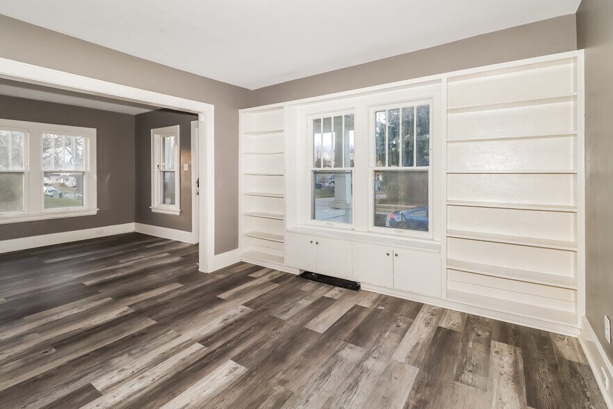 Building Photo - 1002 E Victoria St