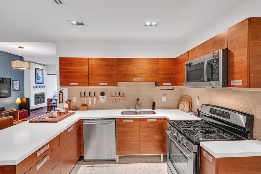 Building Photo - Hollywood Luxury Condo — 2 Beds • 2.5 Baths • Prime Location