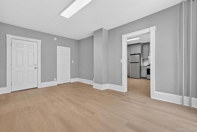 Building Photo - 107 Maple St