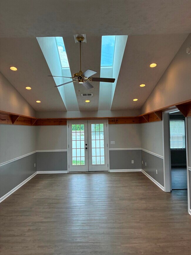 Building Photo - 9565 Sullivan Dr