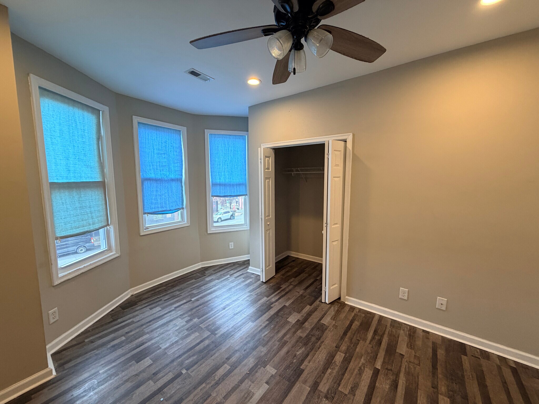 Bedroom w/ 2 Closets - 4654 York Rd
