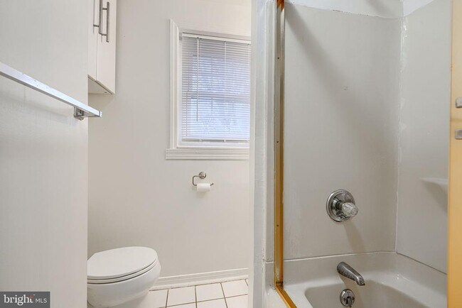 Building Photo - 1138 W Lombard St