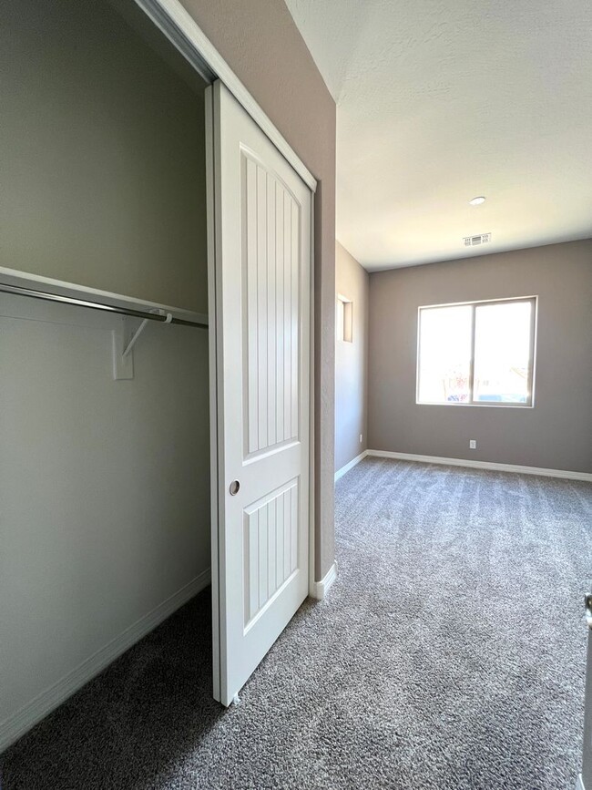 Building Photo - 3 Bedroom, 2 Bath with Office/Den Room In ...