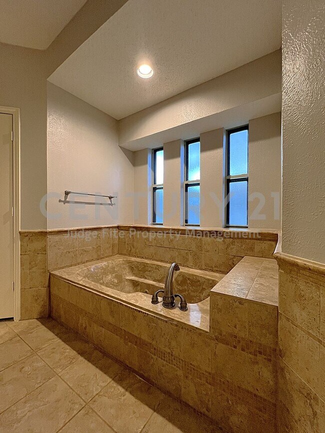 Building Photo - Spacious Single Story 3/2/2 Situated in Prime Bedford Location For Rent!