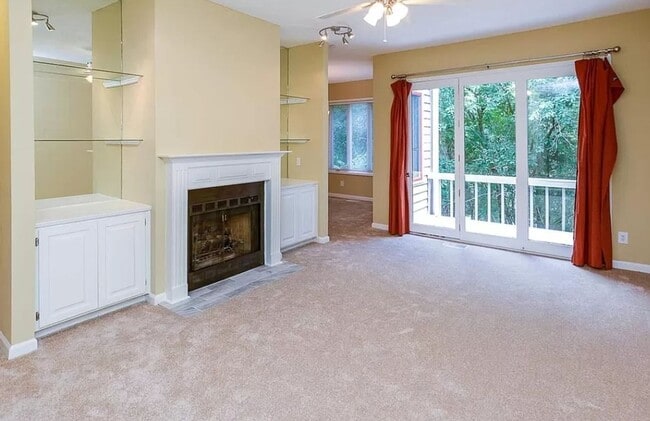 Building Photo - 2 Bed/ 2.5 Bath Townhouse