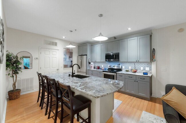 Building Photo - Charming 2BR Condo in Asheville