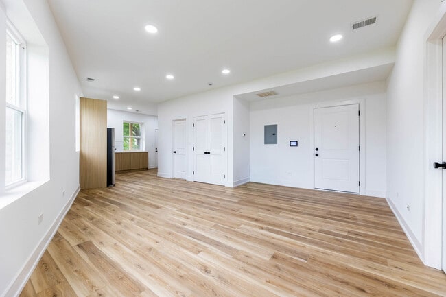 Building Photo - 243 W 74th St