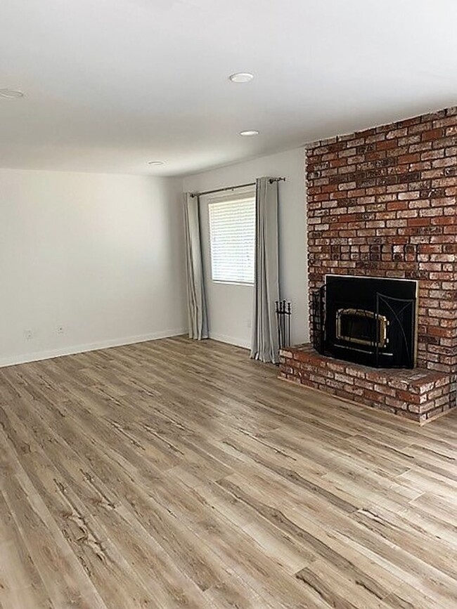 Building Photo - Live in West Redding!!