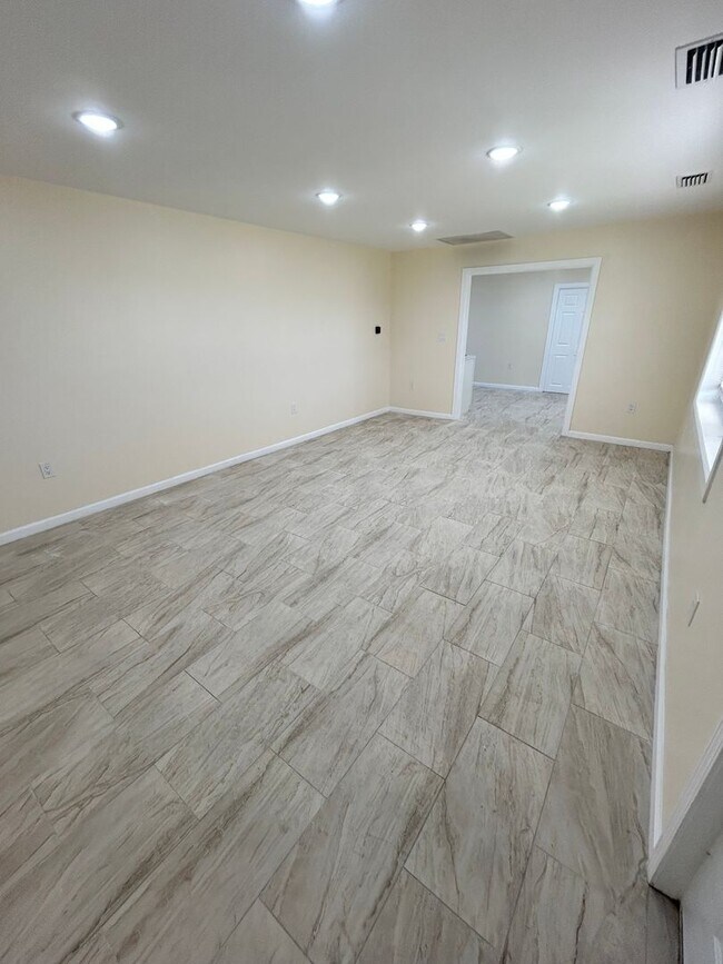 Building Photo - 2433 Wakulla Ave