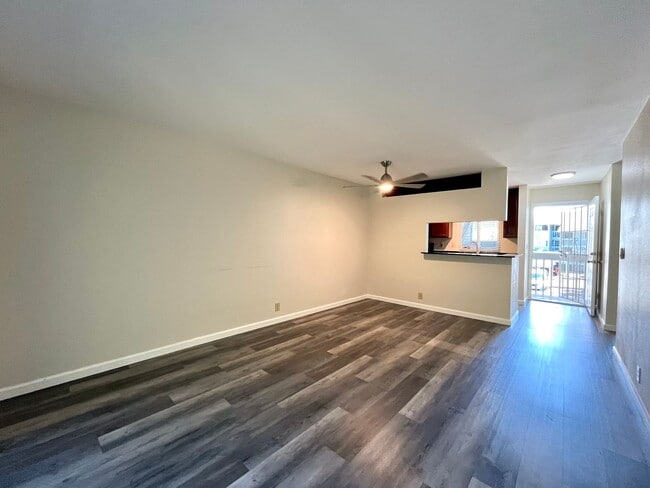 Building Photo - 2BD/2BA/2Pkg at Gardens of Launani Valley