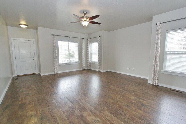 Building Photo - Spacious Home in Quiet Neighborhood