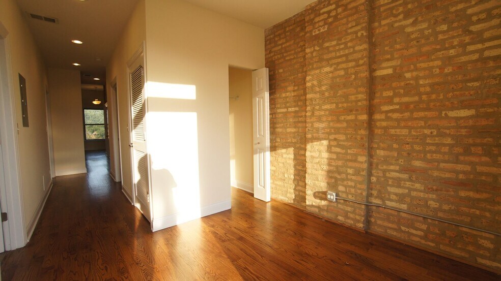 Building Photo - 2840 N Albany Ave