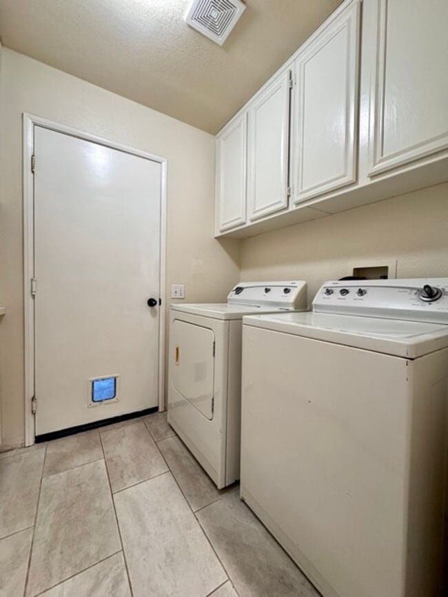 Building Photo - Bright and Open 3 Bedroom Home in Murrieta...