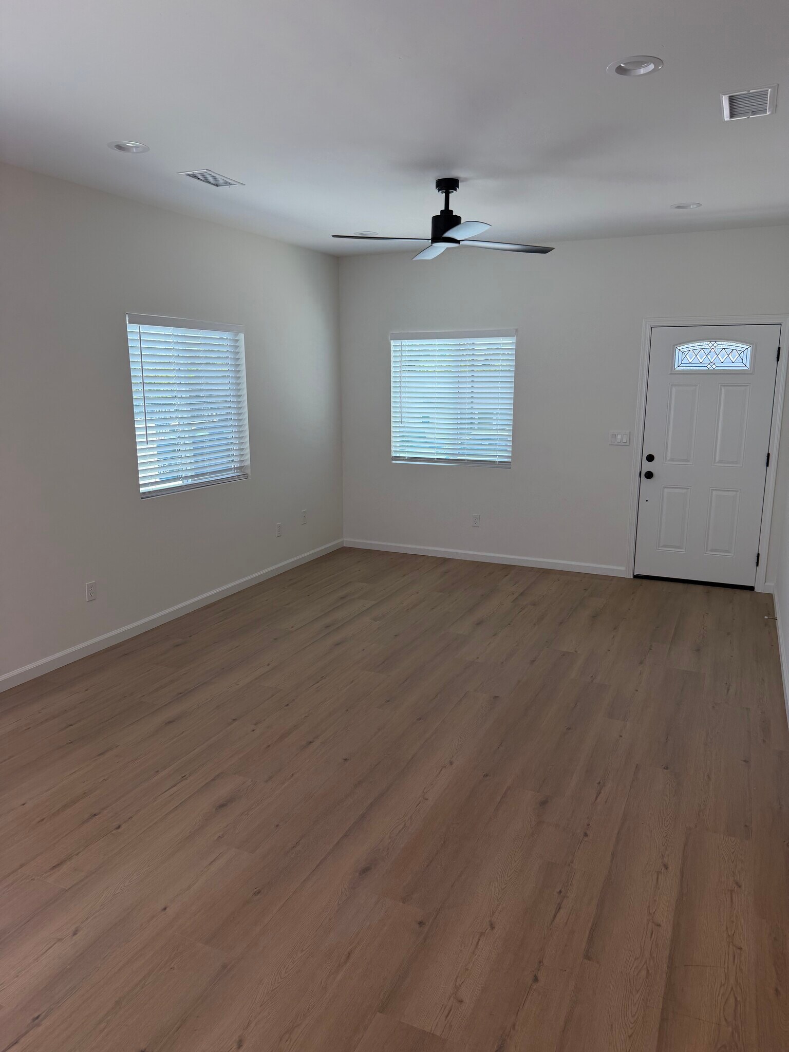 Building Photo - 4621 E Mountain View Dr