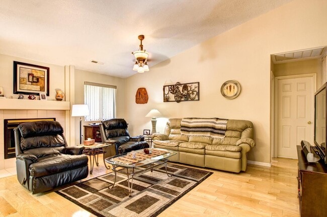 Building Photo - 525 Ridgeview Dr