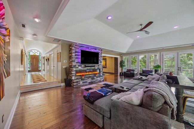 Building Photo - Gorgeous, Fully furnished 3 Bed 3.5 bath h...
