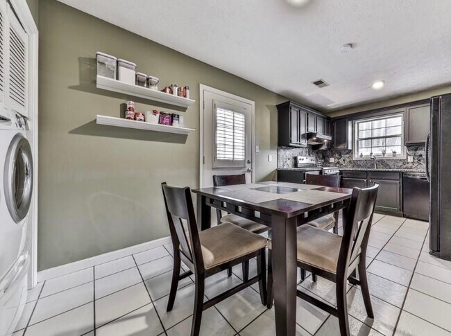 Building Photo - 4925 Farmstead Ct NE