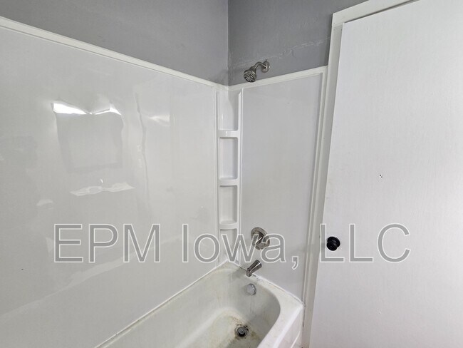 Building Photo - 2214 Idaho St